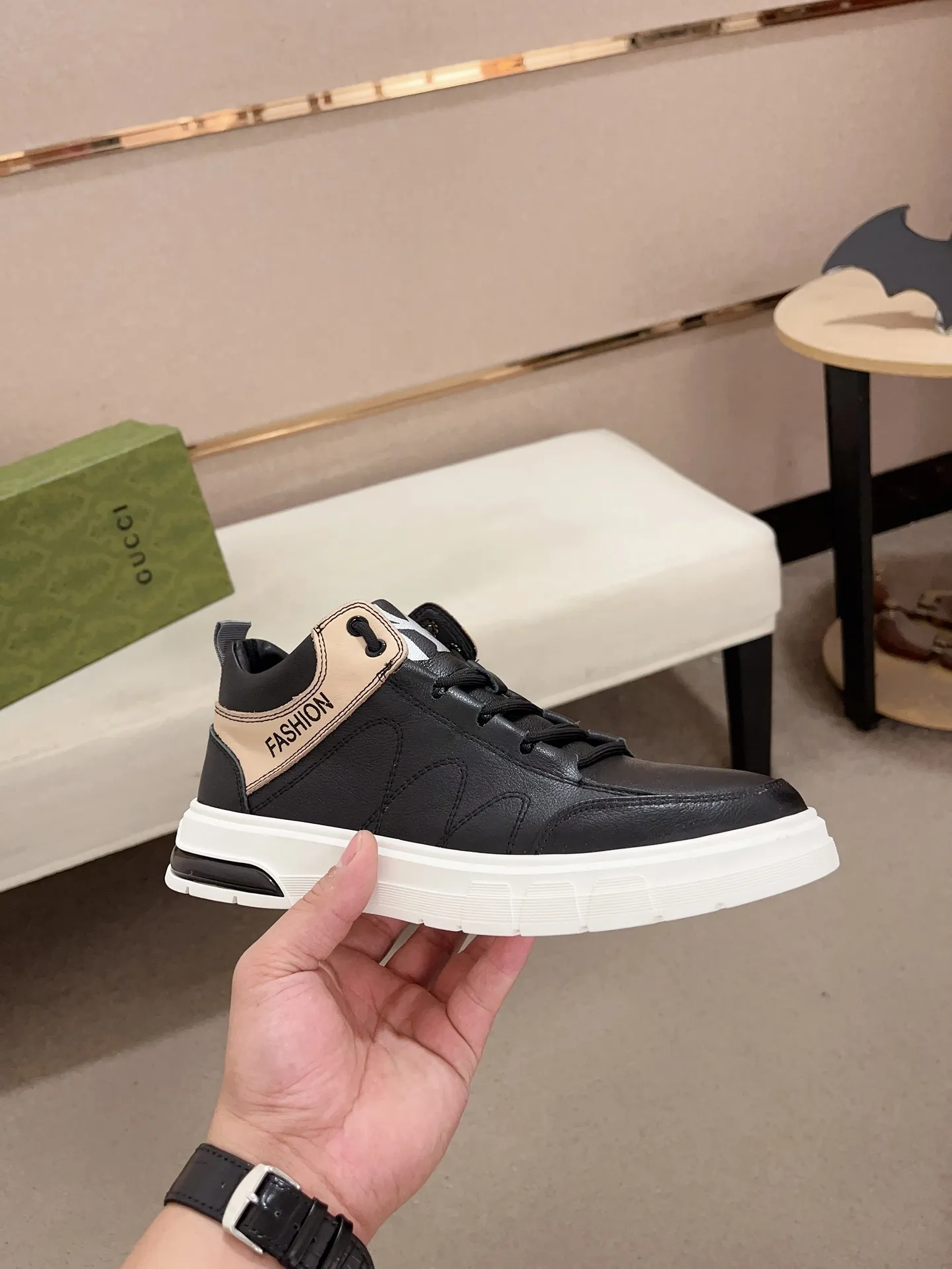 Men's shoes 💰 440 💰 High-quality new high-top GUCCI counters are on the market at the same time. The new men's shoes, 😘fabrics are selected imported cowhide, lining: sheepskin lining. 👍🏿 High-end ☄️ air-cushion molded anti-slip rubber outsole, exquisite lines, simple and elegant, comfortable and high-end for leisure travel. Code number: 38 to 44 (45 can be customized and cannot be returned or exchanged)